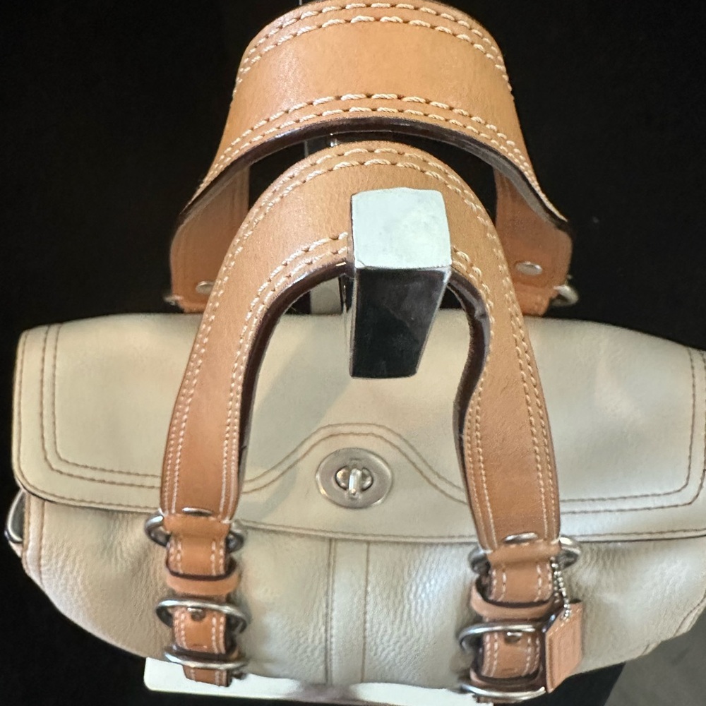 2010 Chelsea Coach Cream Pebbled Leather Shoulder Bag with Tan Straps - Picture 14 of 16